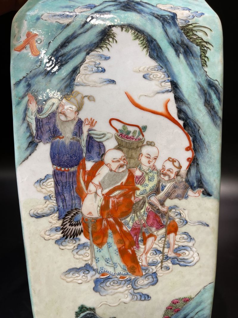 清同治 粉彩群仙祝寿图铺首方瓶 - 图9