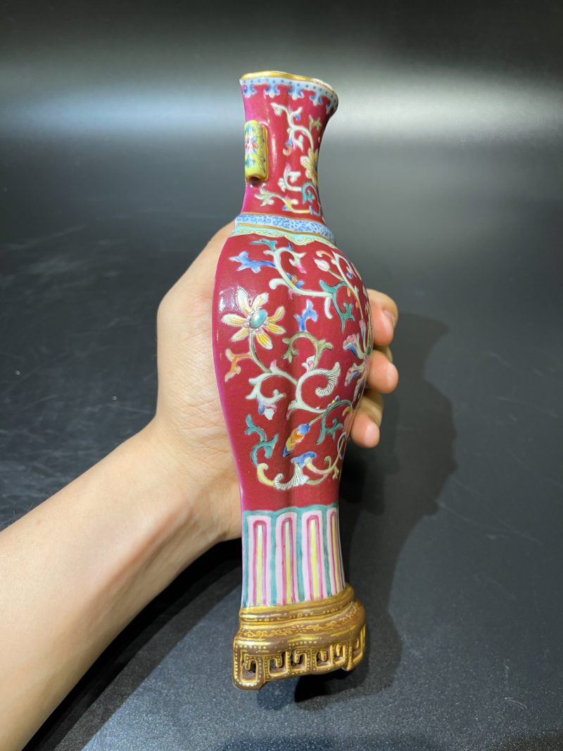 清乾隆 胭脂红地洋彩花卉纹壁瓶 - 图6