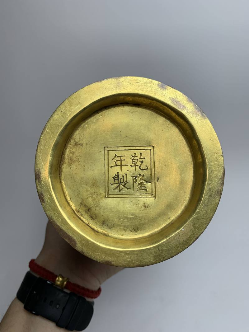 清乾隆 铜胎掐丝珐琅缠枝花卉纹环耳瓶一对 - 图16