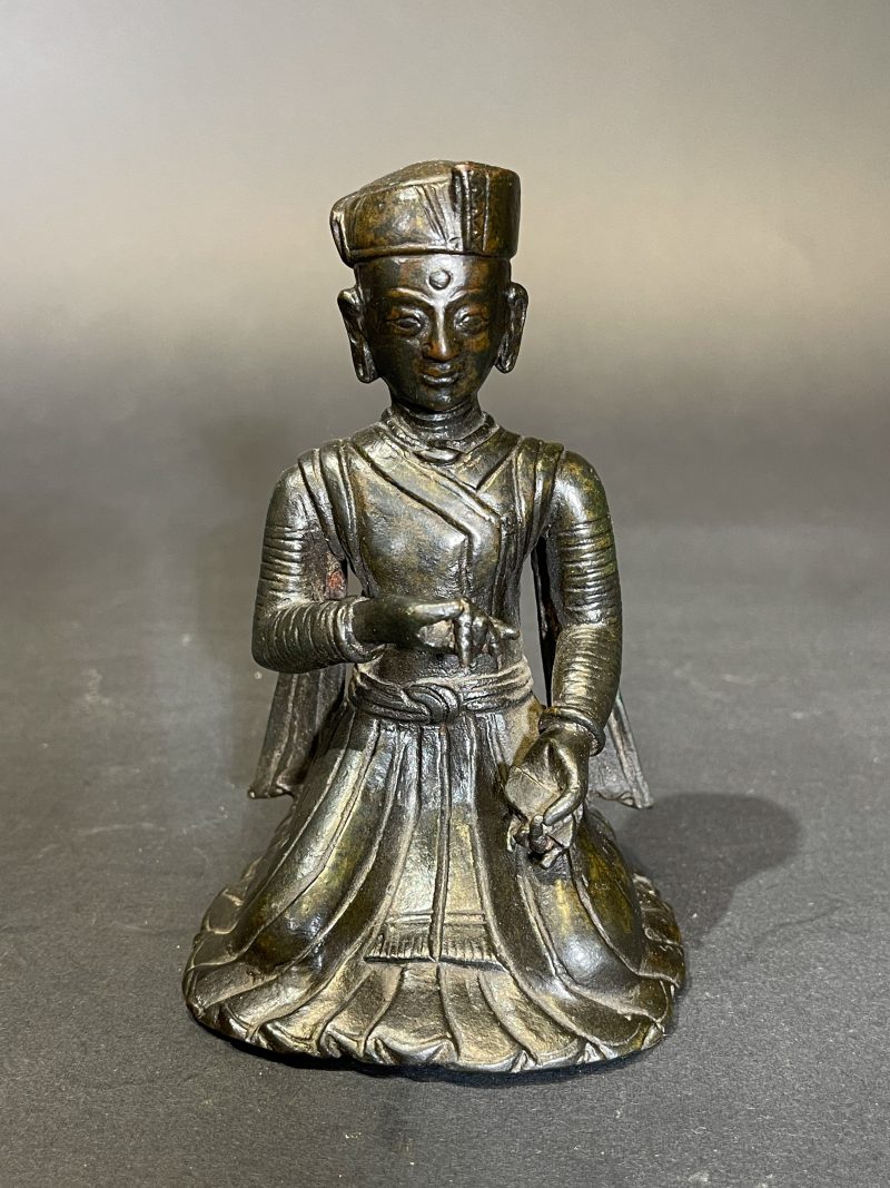 明 铜供养人坐像 - 图2