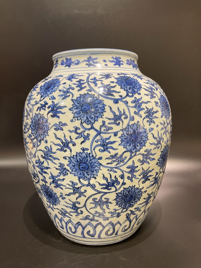 明万历 青花缠枝莲纹大罐 - 图4