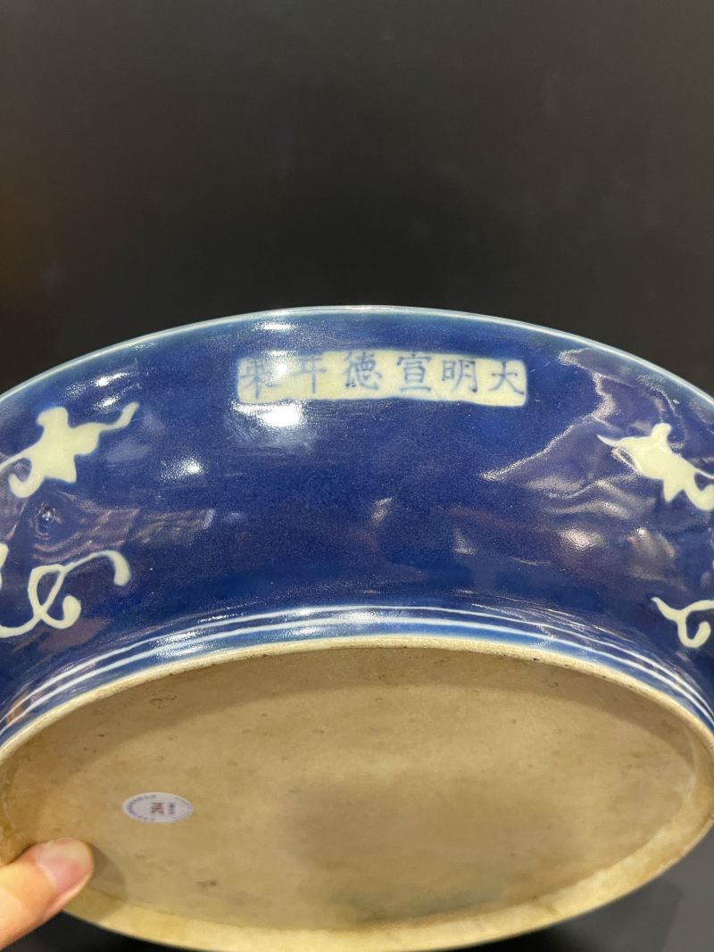 明宣德 蓝地留白栀子花纹大盘 - 图9
