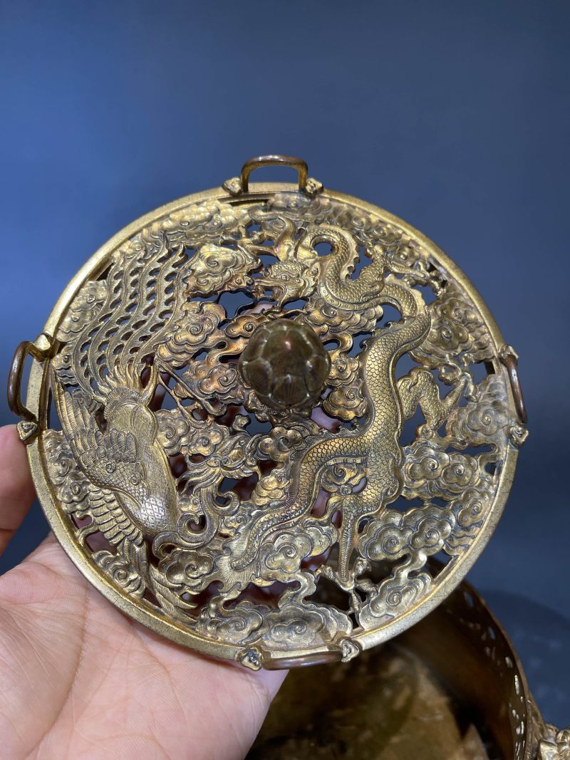 清 铜鎏金拐子龙纹三足熏炉 - 图8