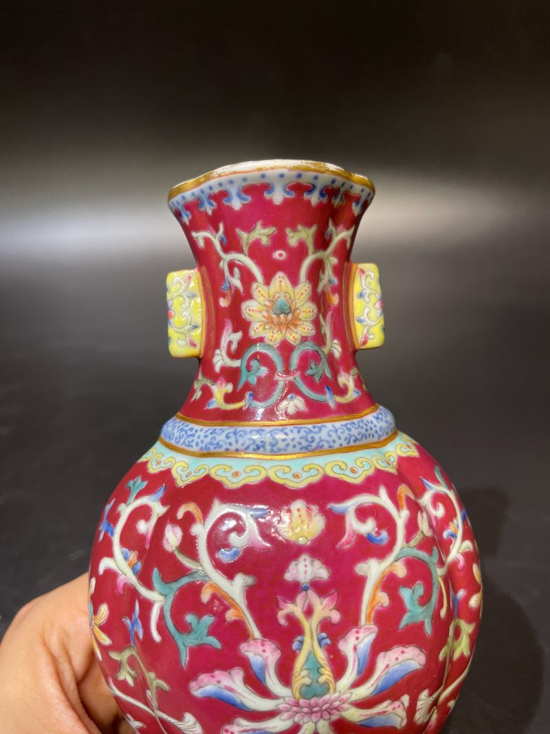 清乾隆 胭脂红地洋彩花卉纹壁瓶 - 图7