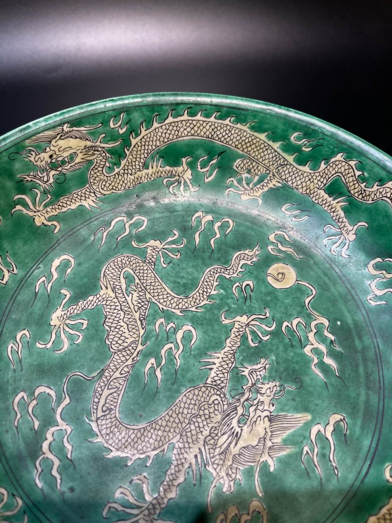 清康熙 苹果绿地黄彩云龙纹盘 - 图5
