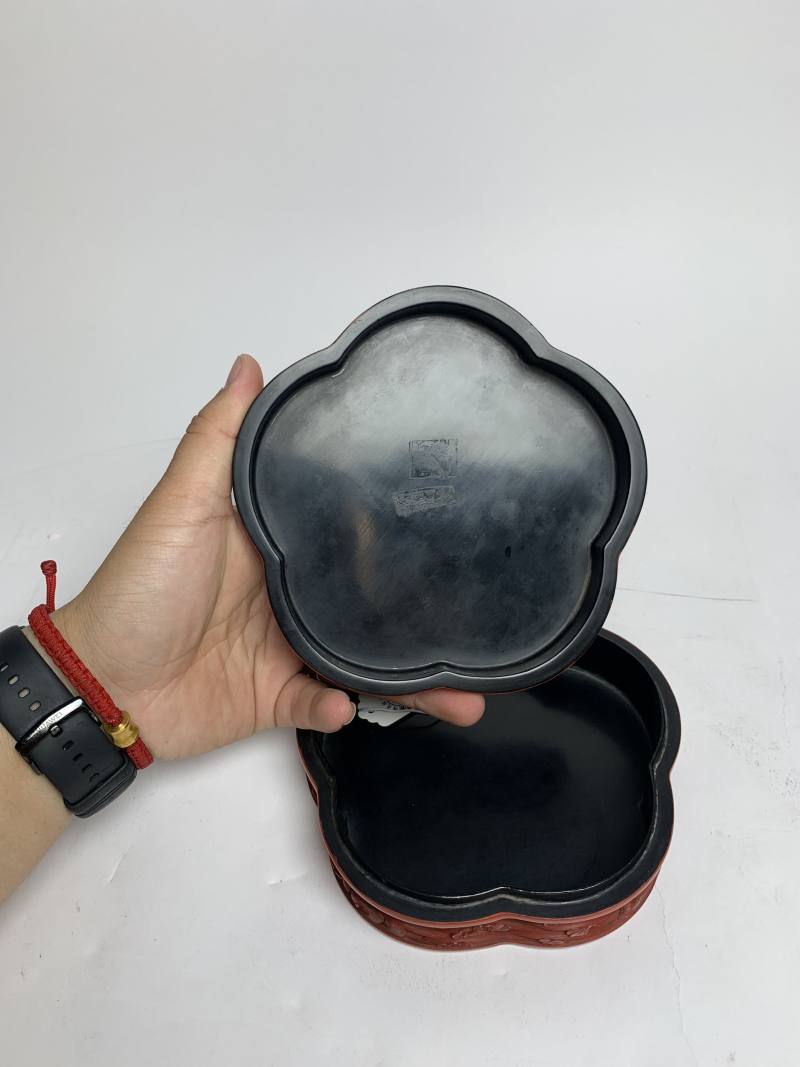 清乾隆 剔红桃花流水三狮纹盖盒 - 图10
