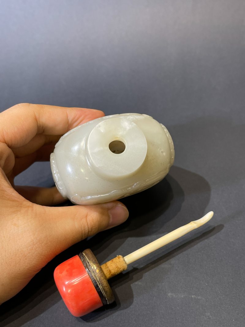 清 白玉兽面纹鼻烟壶 - 图8