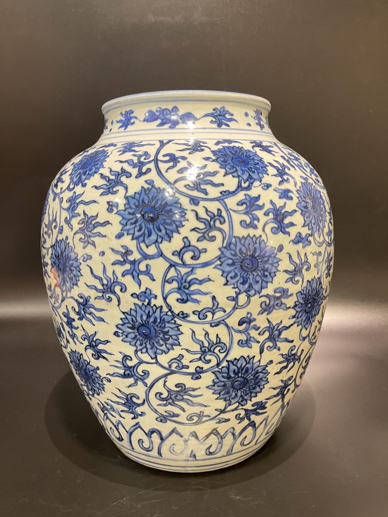 明万历 青花缠枝莲纹大罐 - 图5
