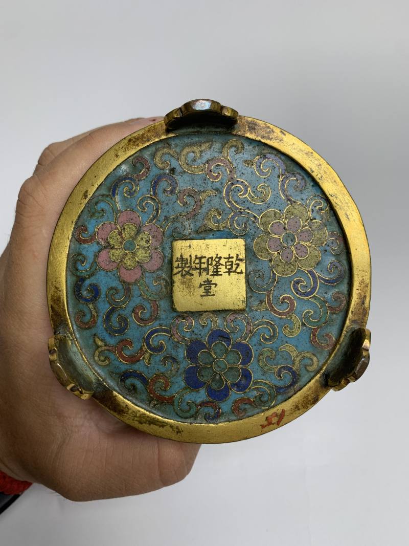 清乾隆 “乾隆年制”款铜胎掐丝珐琅缠枝宝相花卉纹奁式炉 - 图9