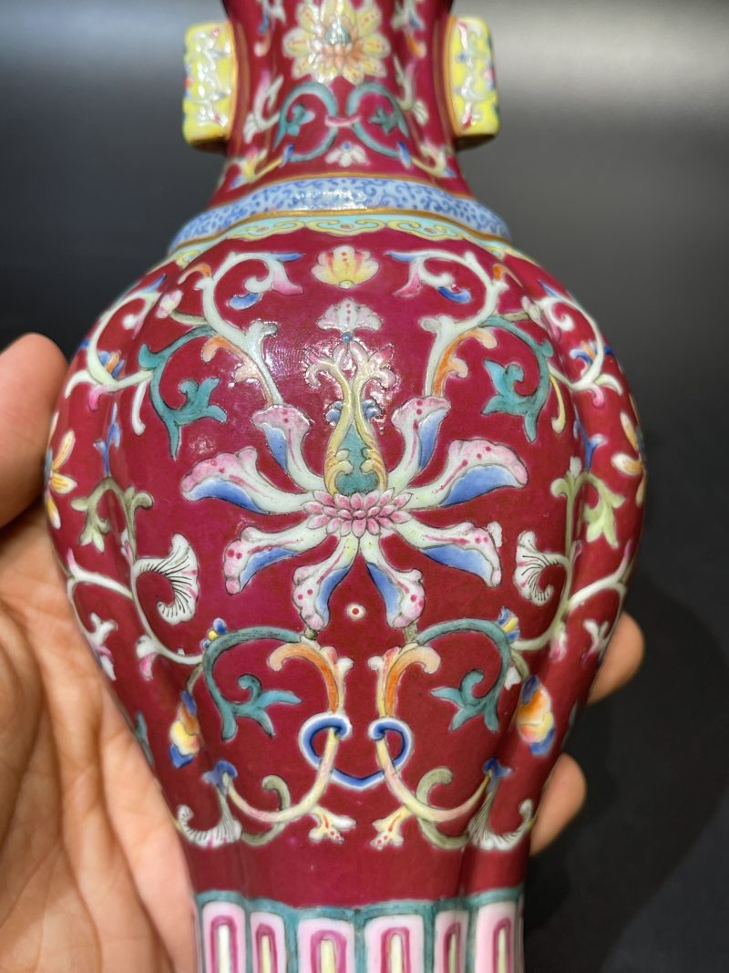 清乾隆 胭脂红地洋彩花卉纹壁瓶 - 图8
