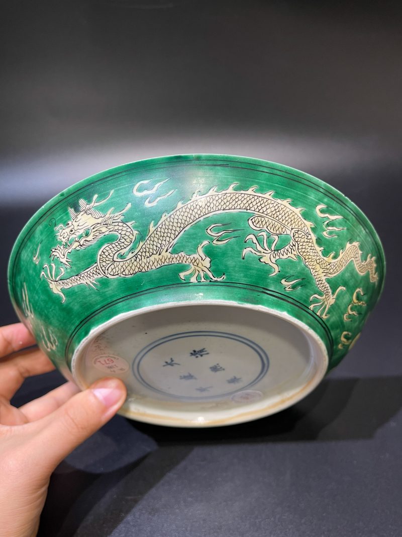 清康熙 苹果绿地黄彩云龙纹盘 - 图6