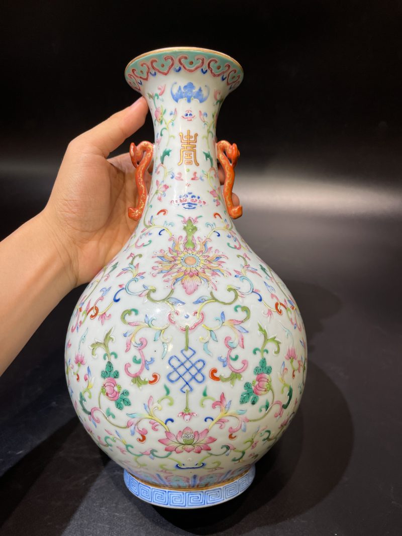 清道光 洋彩吉庆有余纹双如意耳瓶 - 图3