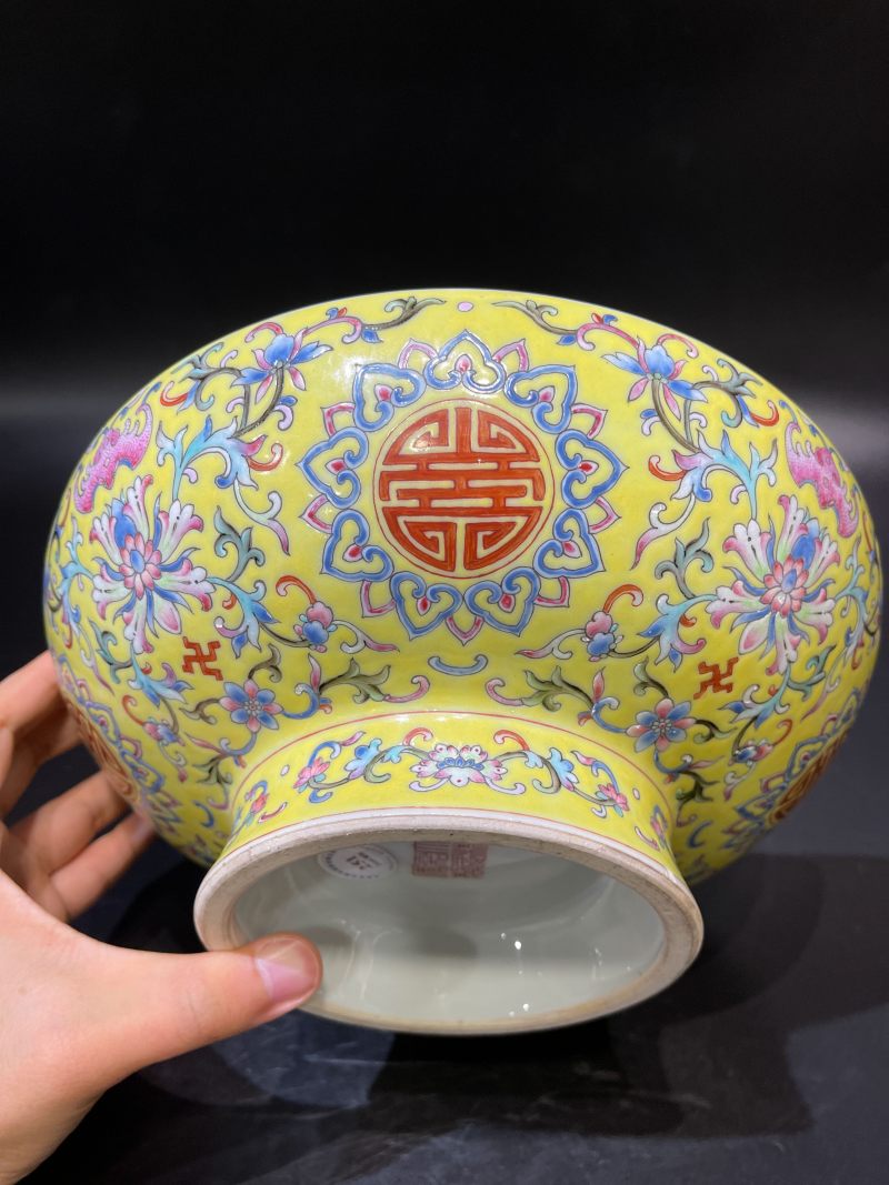 清嘉庆 黄地洋彩缠枝福寿纹大碗 - 图6