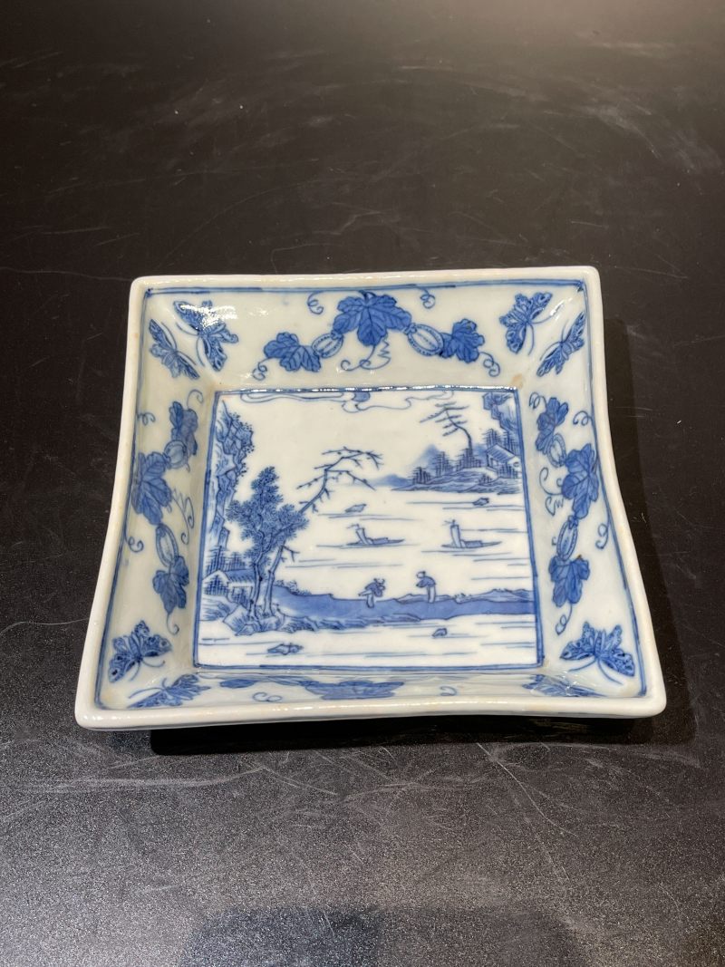 清嘉庆 青花山水人物图方盘 - 图2