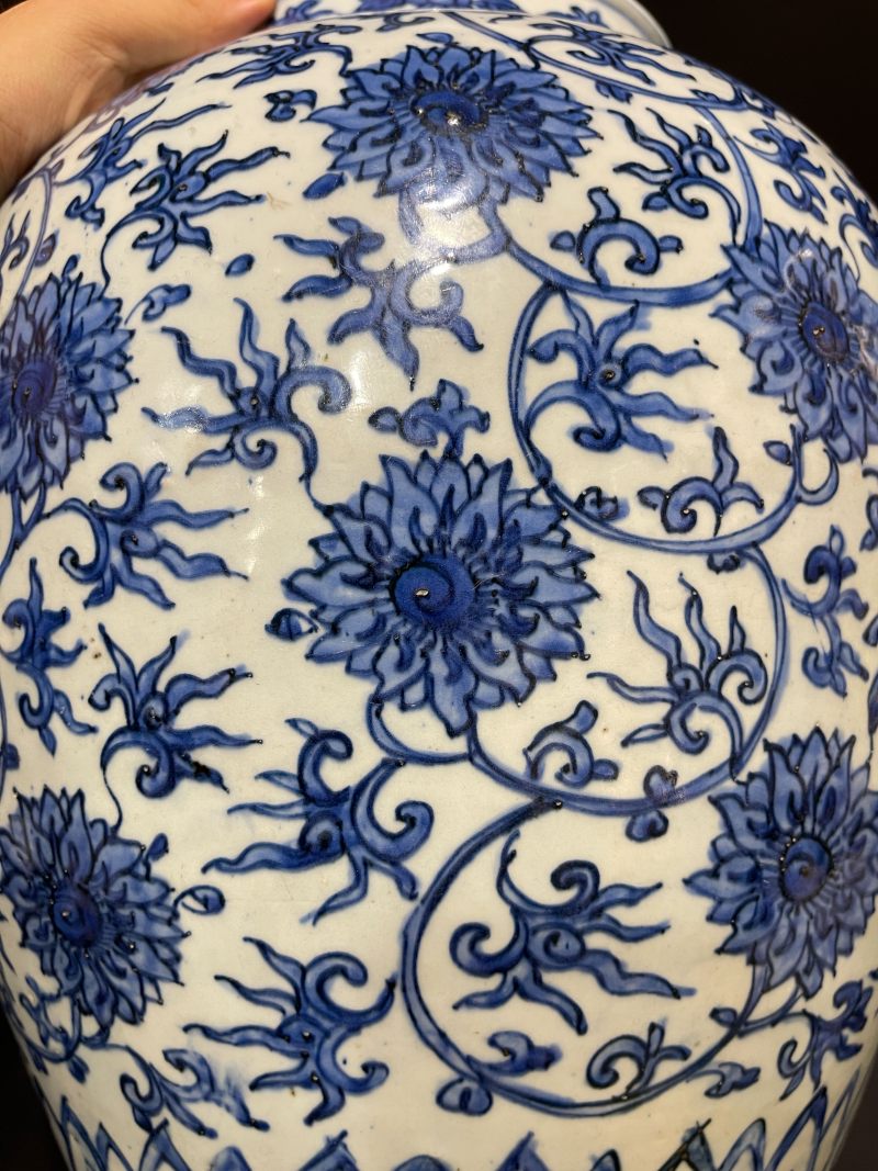 明万历 青花缠枝莲纹大罐 - 图6