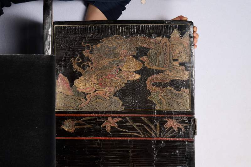 Lot1048 清康熙十二年（1673） 广作三水县知县苏嵋荣寿款彩大屏风 十二扇 - 图28