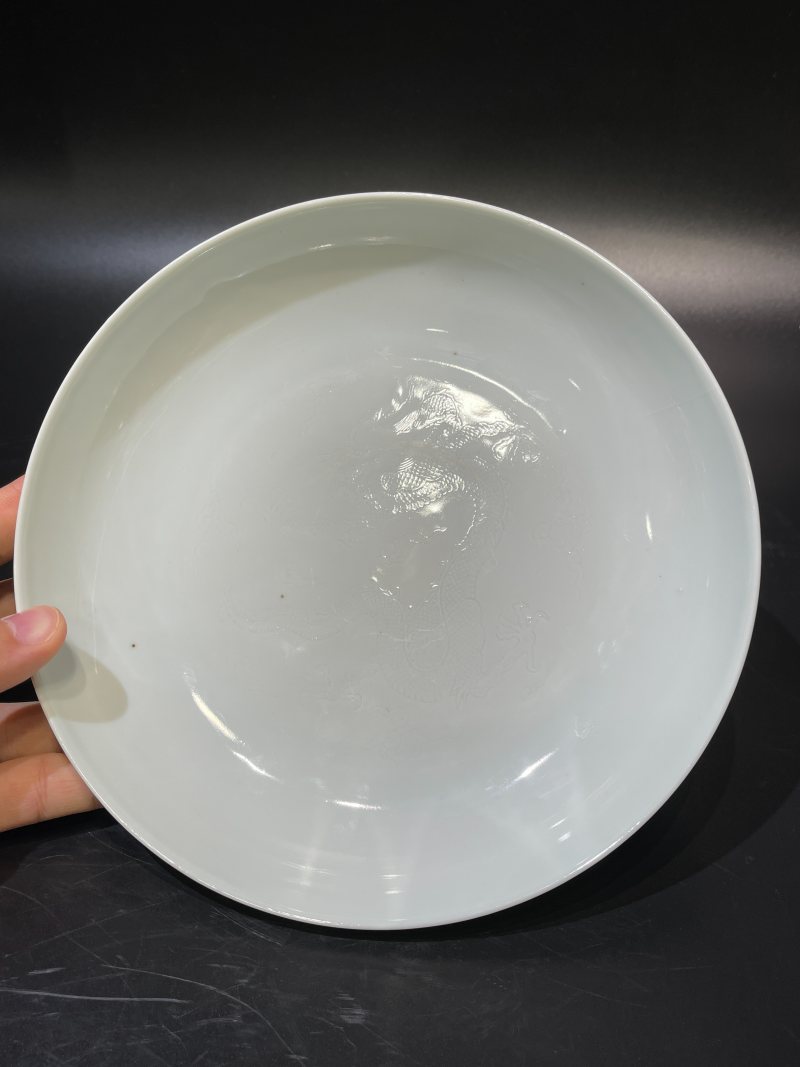 清康熙 白釉暗刻龙纹盘 - 图3