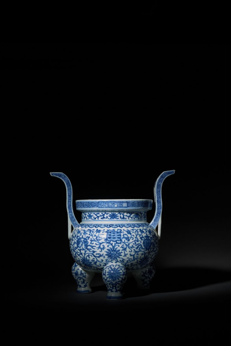 清 青花莲托八宝纹朝冠耳炉 - 图2