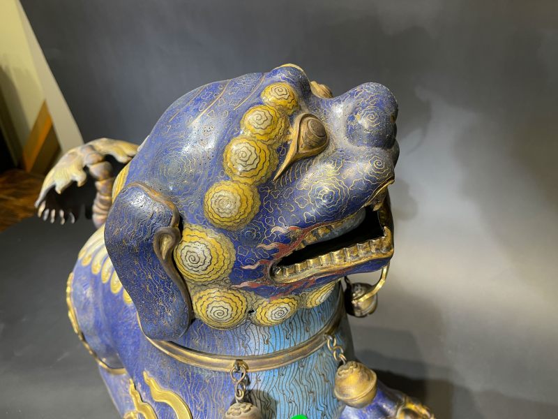 清乾隆 宫廷御制 掐丝珐琅狮形香薰一对 - 图23