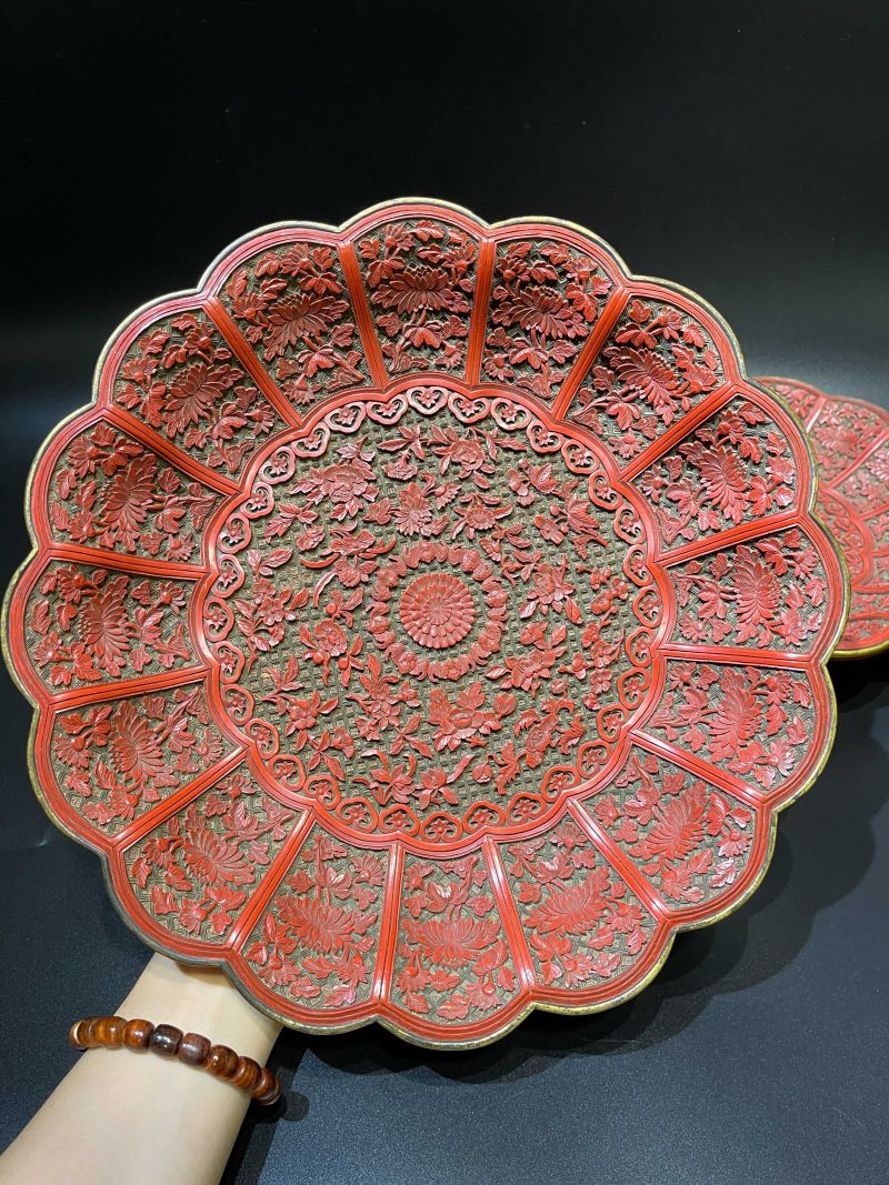清乾隆 剔彩花卉纹菊瓣盘一对（原镶鎏金口） - 图6