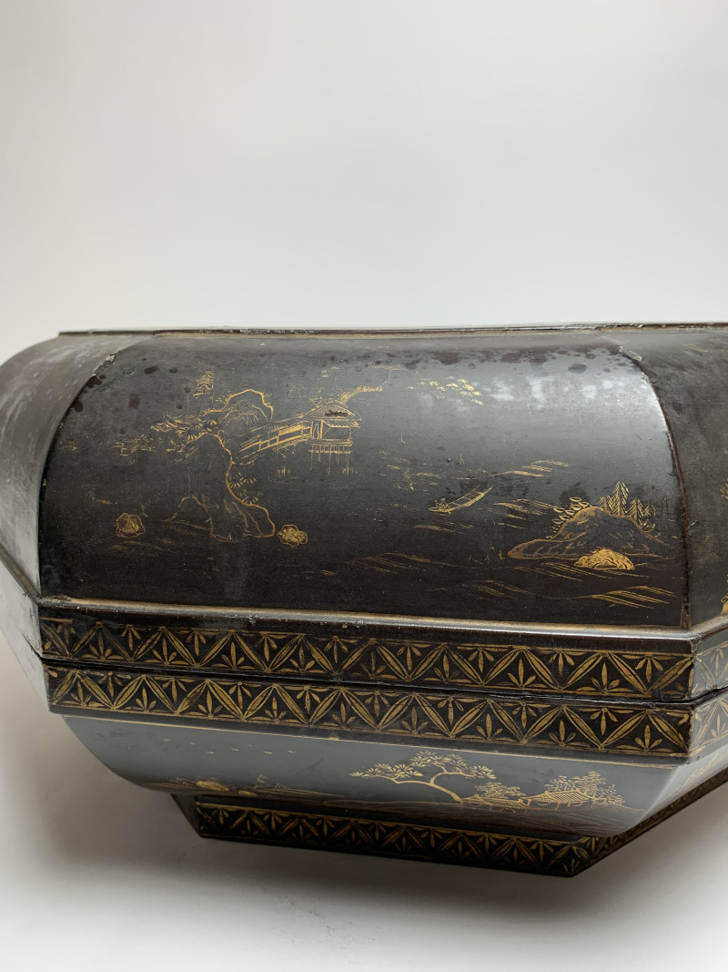 清乾隆 黑漆描金八宝山水楼阁纹大捧盒 - 图5