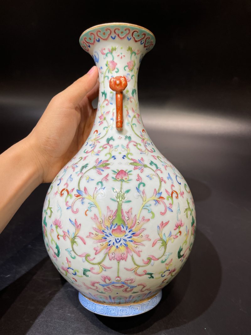 清道光 洋彩吉庆有余纹双如意耳瓶 - 图5