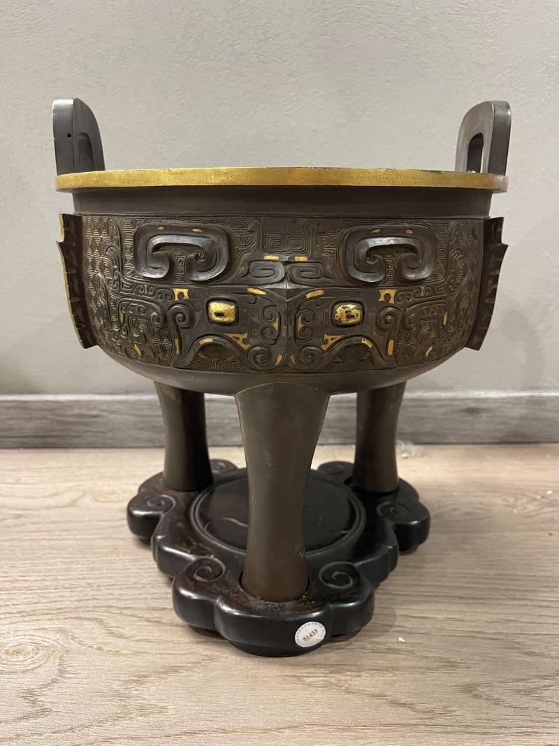 清乾隆 铜局部鎏金兽面纹鼎式大炉 - 图3