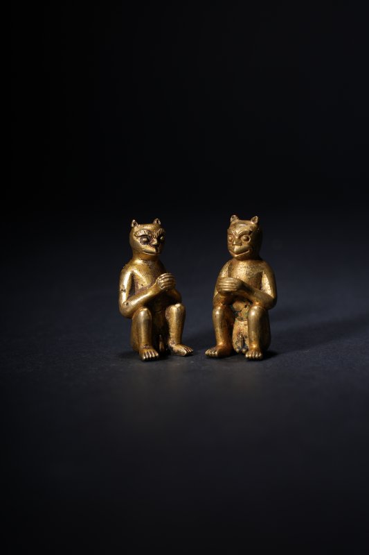 清乾隆 铜鎏金瑞猴一对 - 图2