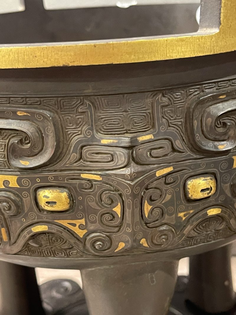 清乾隆 铜局部鎏金兽面纹鼎式大炉 - 图4