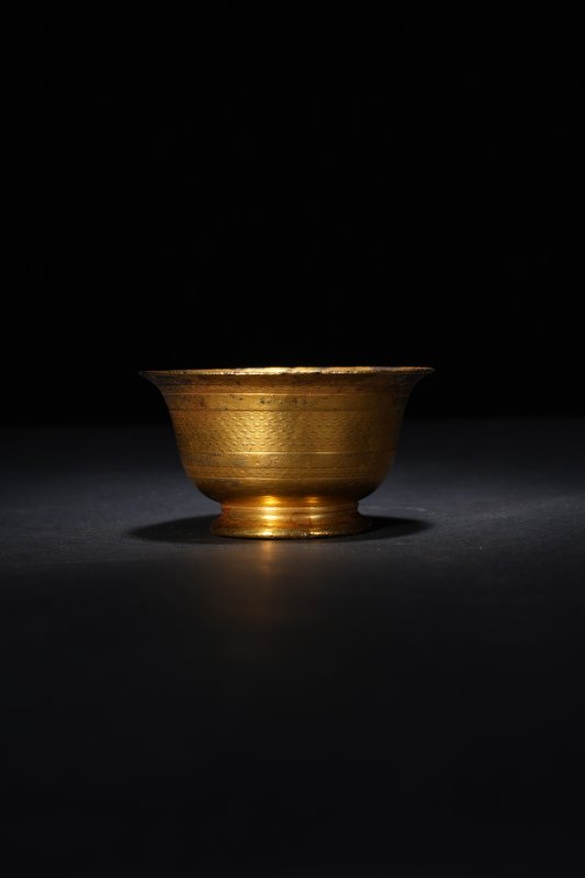 清乾隆 铜鎏金錾花酒杯 - 图2