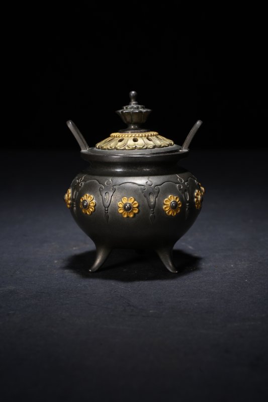十九世纪 大岛如云作”款 银地嵌金三足炉 - 图2