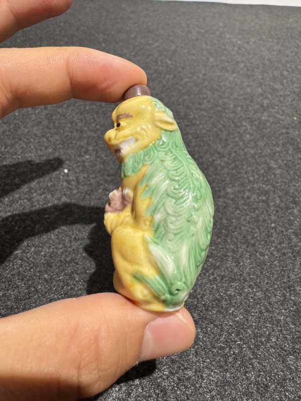 清 太狮少狮素三彩鼻烟壶 - 图6
