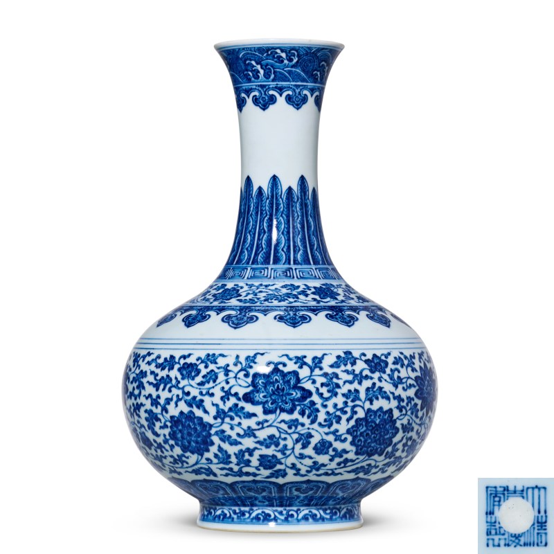 清嘉庆 青花缠枝莲纹玉堂春瓶
