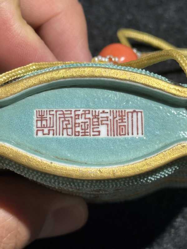 清乾隆 松石绿珍珠地描金花卉纹穿耳火镰盖盒 - 图20