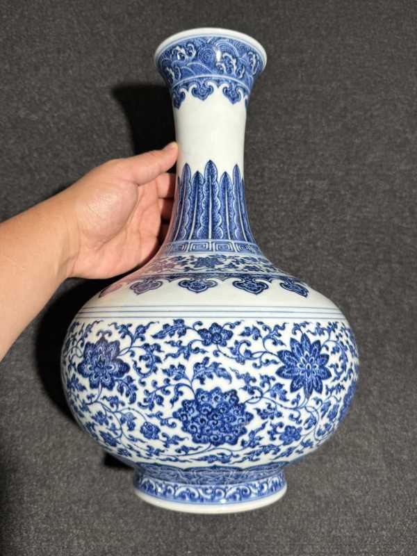 清嘉庆 青花缠枝莲纹玉堂春瓶 - 图3