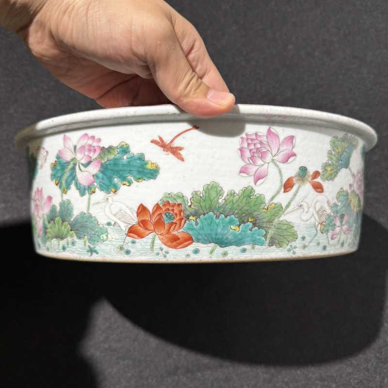 清道光 粉彩荷塘鸳鸯纹折沿洗 - 图3