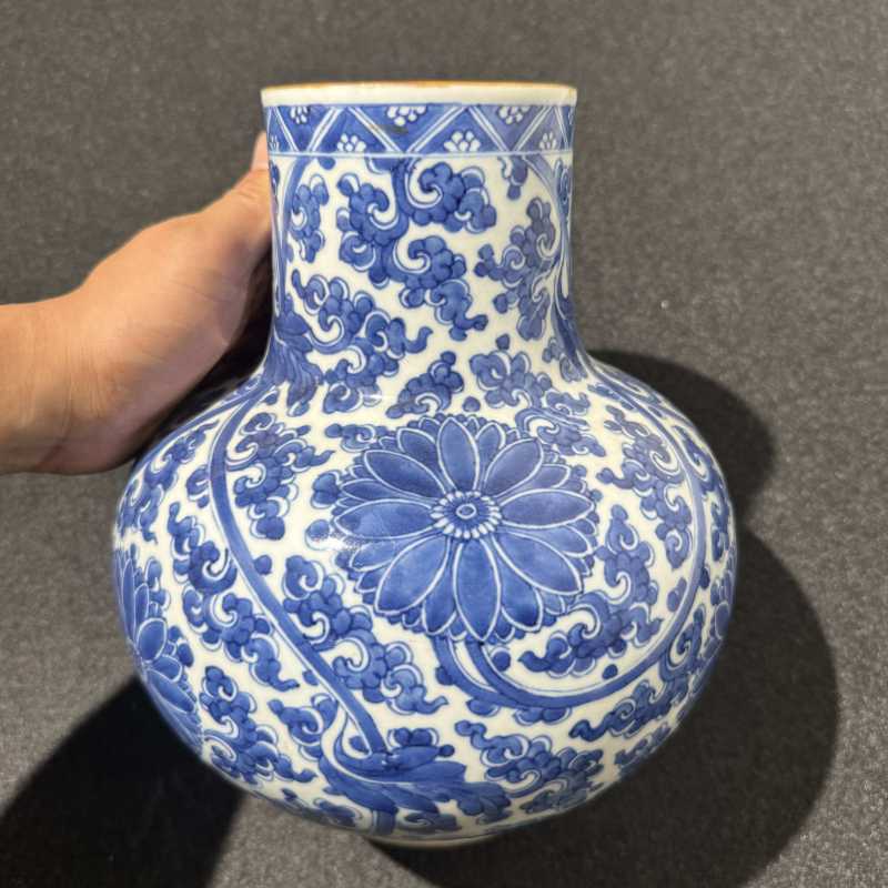 清康熙 青花缠枝莲纹天球瓶 - 图2