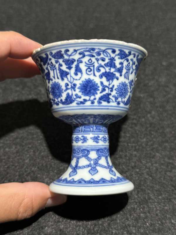 清乾隆 青花莲托梵文高足杯 - 图2