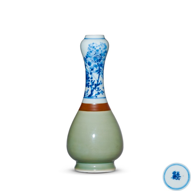 清康熙 美玉堂三色青花花卉纹蒜头瓶