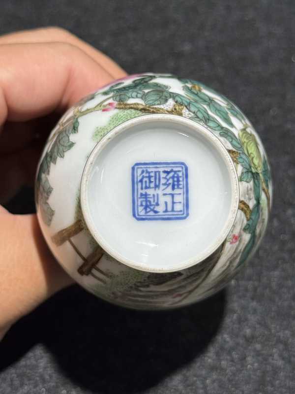 民国 粉彩富贵牡丹图小长颈瓶一对 - 图14