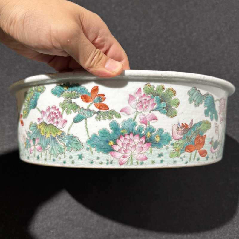 清道光 粉彩荷塘鸳鸯纹折沿洗 - 图4