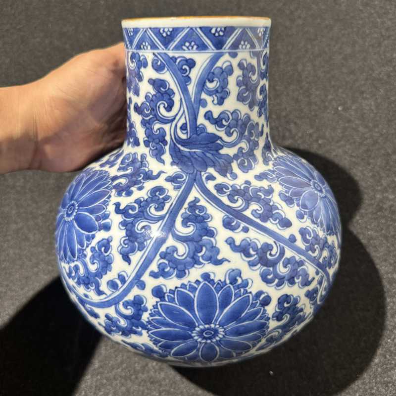 清康熙 青花缠枝莲纹天球瓶 - 图3