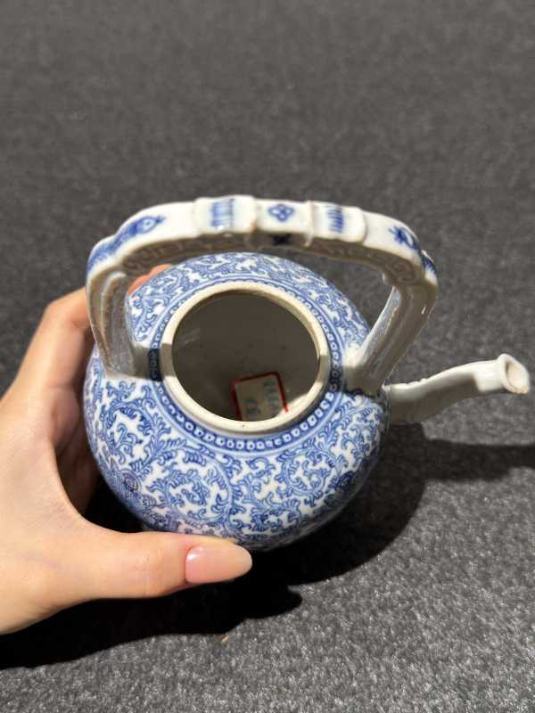 清康熙 青花缠枝花卉纹提梁壶 - 图7