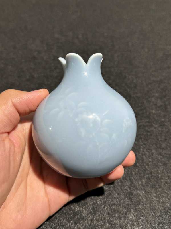 清道光 天蓝釉堆白花卉纹石榴尊 - 图6