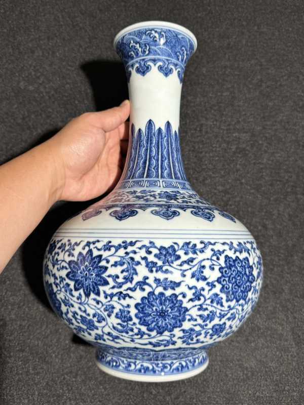 清嘉庆 青花缠枝莲纹玉堂春瓶 - 图4