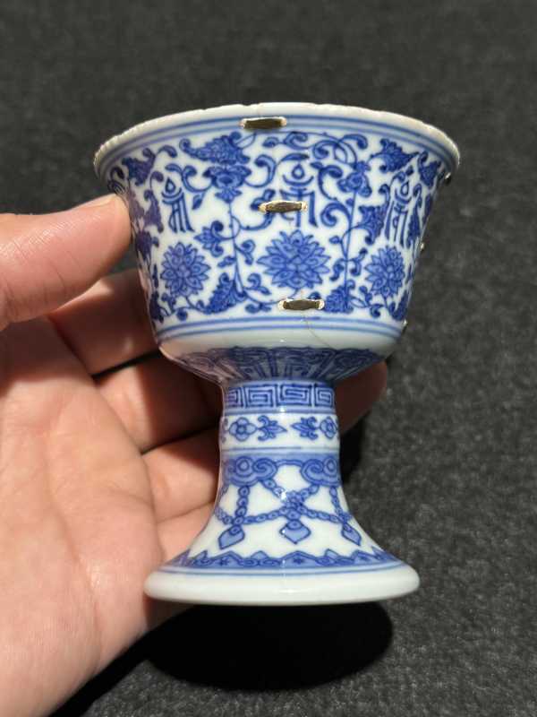清乾隆 青花莲托梵文高足杯 - 图3