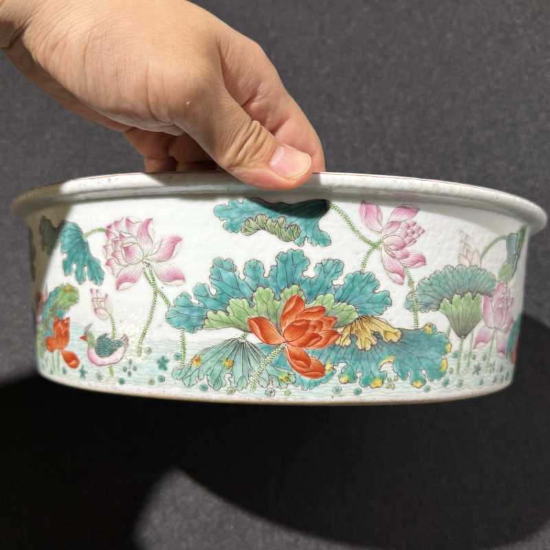 清道光 粉彩荷塘鸳鸯纹折沿洗 - 图5