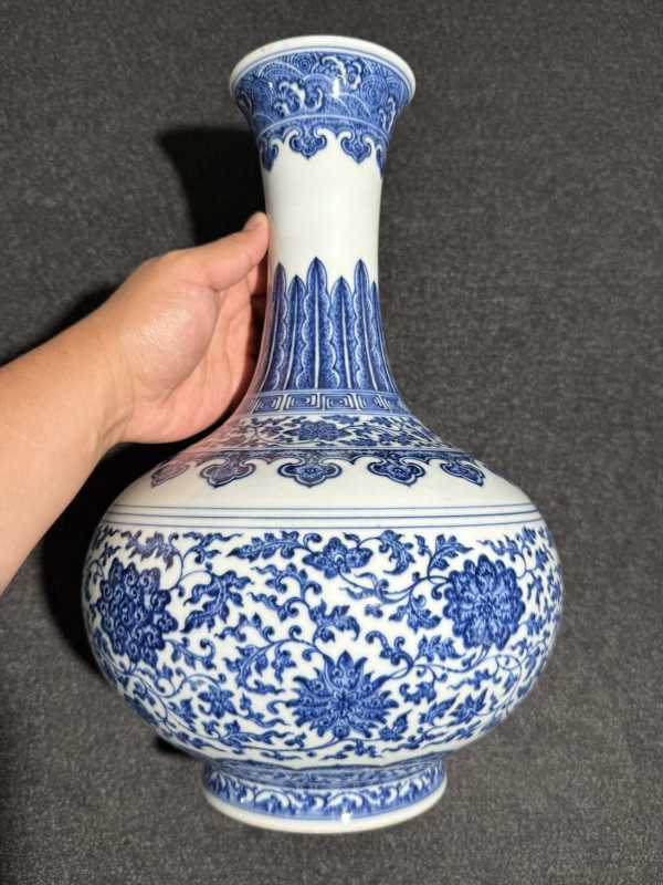 清嘉庆 青花缠枝莲纹玉堂春瓶 - 图5