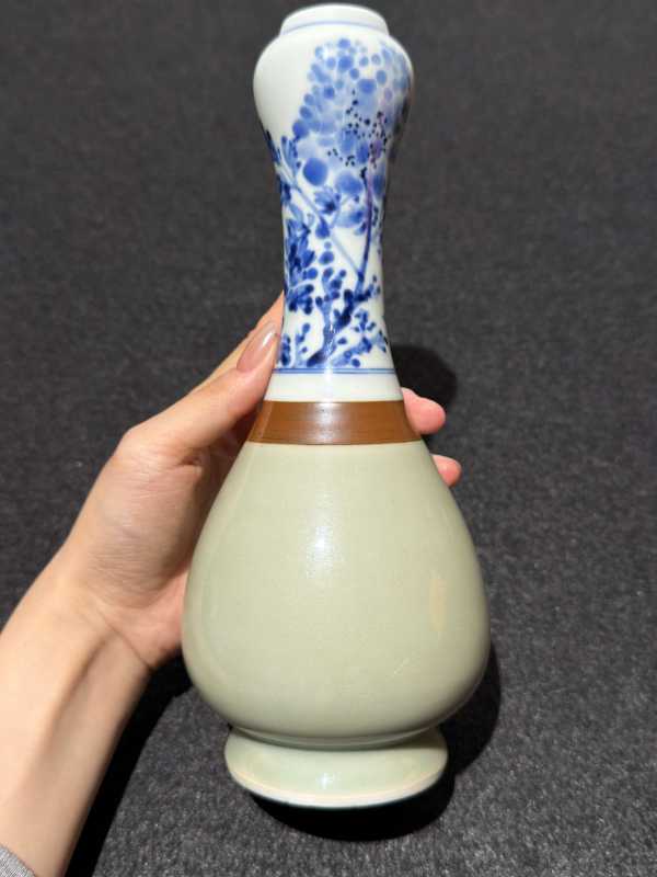 清康熙 美玉堂三色青花花卉纹蒜头瓶 - 图2