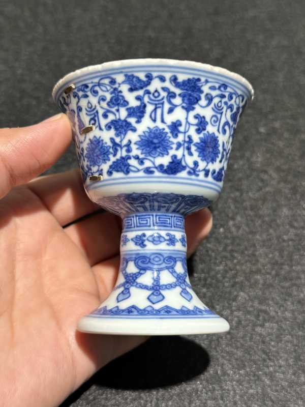 清乾隆 青花莲托梵文高足杯 - 图4